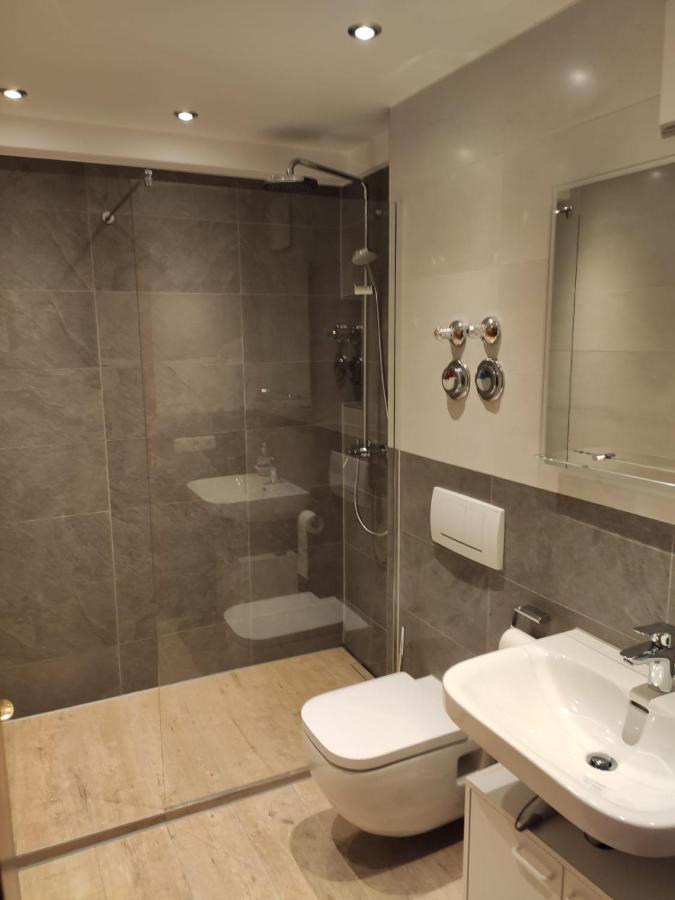 Holzwarth Apartment *